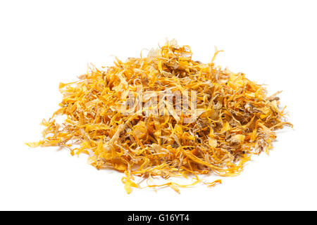 Рile von getrockneten Blumen und Blüten der Ringelblume auf weißem Hintergrund. Jährliche Blüten mit gelben bis leuchtend Orange. Stockfoto