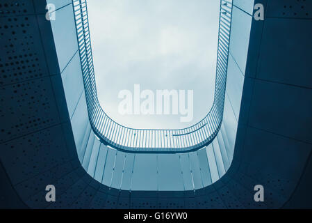 Moderne Gehweg Tunnel und Himmel in der futuristischen Stadt Stockfoto