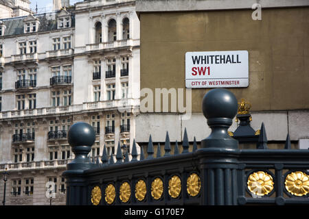 Whitehall Zeichen und Gebäuden, Westminster, London, England Stockfoto