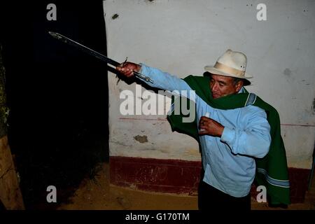 Schamane Sapalache "Las Huaringas" in HUANCABAMBA "Limpia" (Geistheilung) bei. Abteilung von Piura. Peru Stockfoto