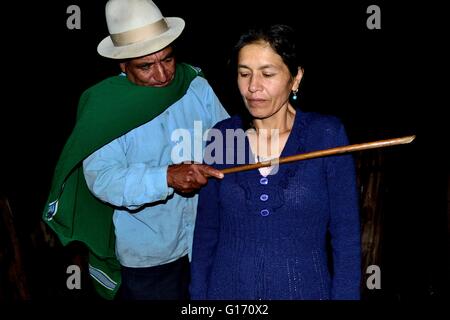 Schamane Sapalache "Las Huaringas" in HUANCABAMBA "Limpia" (Geistheilung) bei. Abteilung von Piura. Peru Stockfoto