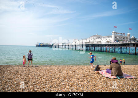 Blick auf Brighton Pier an einem sonnigen Frühlingstag vom Strand entfernt Stockfoto