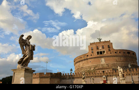 Castel Sant'Angelo mit Marmorengeln und schönen Himmel, kurz vor Sonnenuntergang, im Zentrum von Rom Stockfoto