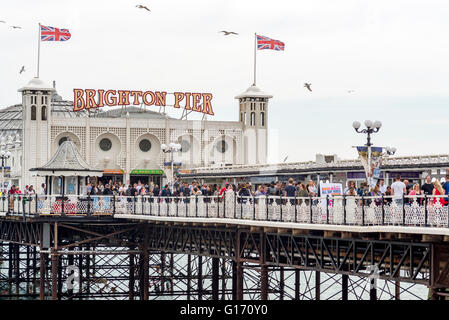 Blick auf Brighton Pier an einem sonnigen Frühlingstag Stockfoto