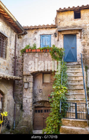 kleines Quadrat mit einer Treppe in einem alten Dorf namens Calcata, in der Nähe von Rom Italien Stockfoto