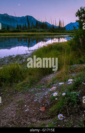 Moon Rising über Vermillion Seen im Banff National Park. Stockfoto