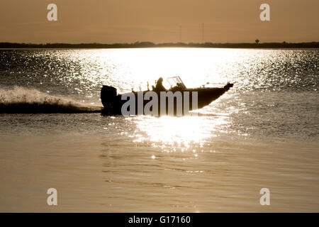 Silhouette eines Bootes mit einer schnellen Geschwindigkeit bewegen, Stockfoto