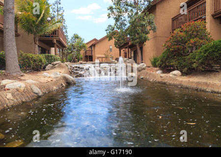 Orange, CA, USA — 7. Mai 2016: Leben, Koi-Karpfen und einen Wasserfall in einen Teich in Südkalifornien im Frühjahr zu Pflanzen. Stockfoto