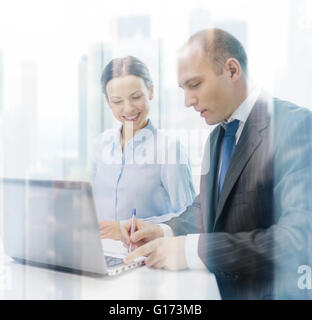 Business-Team mit Laptop mit Diskussion Stockfoto