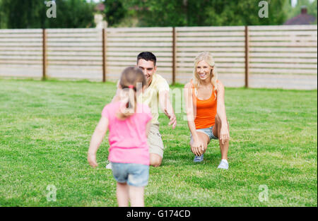 glückliche Familie spielen im freien Stockfoto