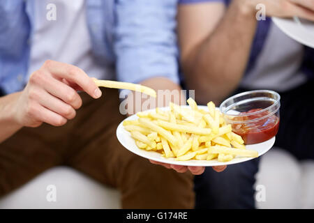 Nahaufnahme von Mann mit Pommes Frites und ketchup Stockfoto