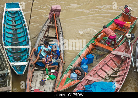 Menschen auf ihre Boote Parintins Brasilien Stockfoto