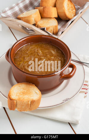 Französische Zwiebelsuppe eine gesunde Fett reduzierte Version mit einfachen gerösteten croutons Stockfoto