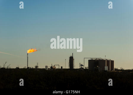 Gas aus einem Brunnen in West-Texas Abfackeln. Stockfoto