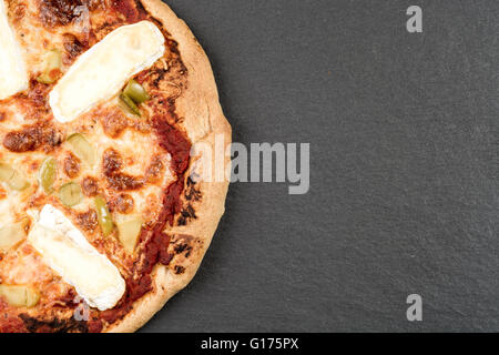 Frisch gebackene hausgemachte Pizza mit Käse auf dunklen Schiefer board Stockfoto