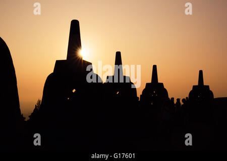 Silhouette Borobudur-Tempel bei Sonnenaufgangszeit mit Licht platzen, Yogyakarta, Java, Indonesien. Stockfoto