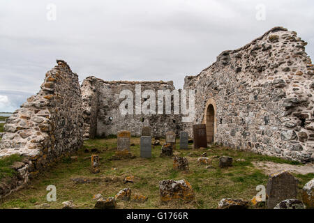 Friedhof, Teampull Na Trianaid oder Trinity Tempel, Carinish, North Uist, Schottland. Stockfoto