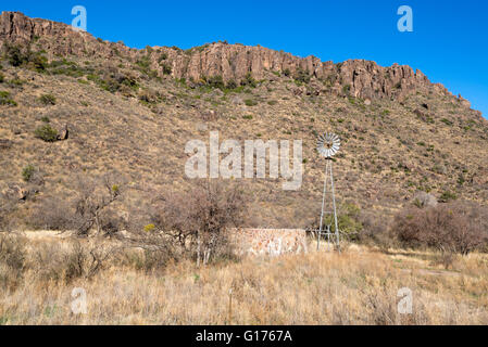 Windmühle und Wassertank auf einer Ranch in den Davis Mountains von West Texas. Stockfoto