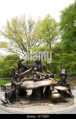 Statue von Alice im Wunderland am Central Park in New York City, USA. Stockfoto