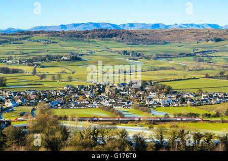 Jungfrau Pendolino-Zug auf West Coast Main Line, vorbei an dem Dorf Natland in der Nähe von Kendal Cumbria mit Lakeland Fells auf skyline Stockfoto