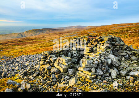 Alte Hütte oder Unterstand hoch an den Hängen des Kreuz fiel in den North Pennines Cumbria Stockfoto