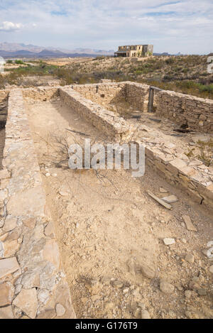 Ruinen eines Steingebäudes in Terlingua, Texas, eine alte Bergbaustadt in der Big-Bend-Region von Texas. Stockfoto