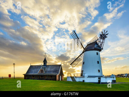 Die Windmühle und Lytham Rettungsboot Altbau Wahrzeichen auf dem Grün an Lytham Lancashire England Stockfoto