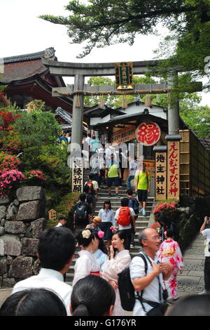 Eingang des Kiyomizu-Dera-Tempel in Kyoto, die von Besuchern und Touristen überfüllt. Stockfoto