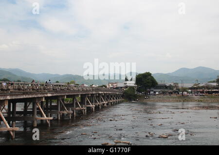 Togetsu-Kyo Brücke bei Arashiyama in Kyoto, Japan Stockfoto