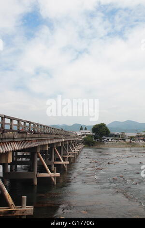 Togetsu-Kyo Brücke bei Arashiyama in Kyoto. Stockfoto