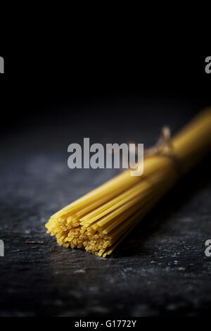 Nahaufnahme des rohen Spaghetti auf dunklem Hintergrund Stockfoto