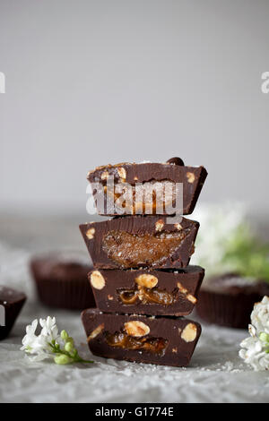 Stapel von Schokolade Tassen gefüllt mit Datum Karamell Stockfoto