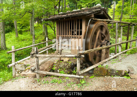 Antike japanische Wassermühle in Hida keine Sato Skansen, Japan Stockfoto