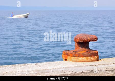 Alten, rostigen Festmacher Poller am Hafen von Podgora, Kroatien Stockfoto