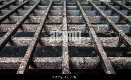 Rostige Gusseisen Dungeon Käfig. Stockfoto