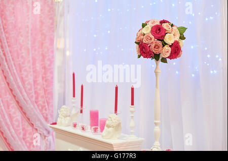 Dekor Kerzen und Blumen an der Hochzeitstafel in einem restaurant Stockfoto