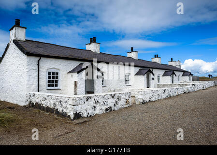 Die Reihe von vier kleinen Hütten auf Llanddwyn Island gebaut Anglesey für die Piloten, die Boote in die Häfen zu navigieren geholfen Stockfoto