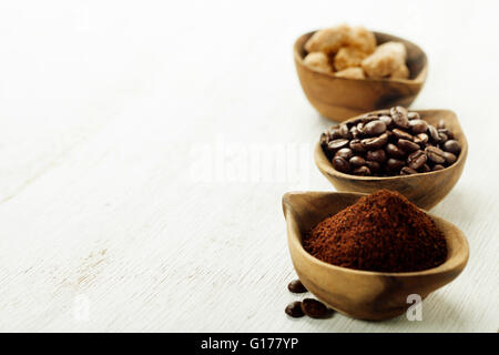 Holzschalen mit Kaffeebohnen, Zucker und gemahlenen Kaffee Stockfoto