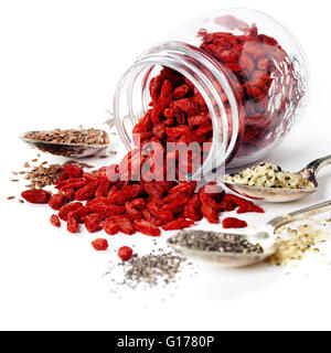 Verschiedenen Superfoods auf weißem Hintergrund. Gesunde Ernährung, Diät, vegetarisch oder sauber Essen Konzept. Stockfoto