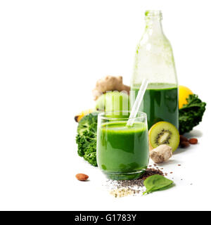 Gesunden grünen Smoothie und Zutaten auf weiß - Superfoods, Entgiftung, Ernährung, Gesundheit, vegetarisch-Food-Konzept Stockfoto