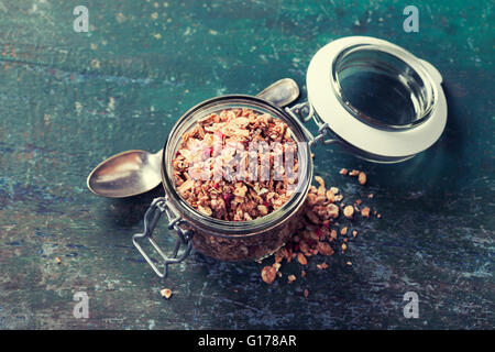 Gesundes Frühstück mit Müsli, Beeren mit Joghurt und Samen auf dunklem Hintergrund - gesunde Ernährung, Diät, Detox, sauber Essen oder Gemüse Stockfoto