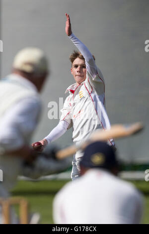 Marnhull CC 2. XI V Blandford 3. XI Blandford CC Juniorenspieler bowling. Stockfoto