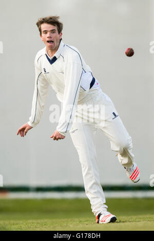 Marnhull CC 2. XI V Blandford 3. XI Blandford CC Spin Bowler. Stockfoto