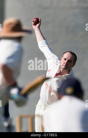 Marnhull CC 2. XI V Blandford 3. XI Blandford CC Spin Bowler. Stockfoto