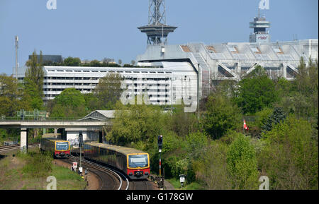 S-Bahn, ICC, Charlottenburg, Berlin, Deutschland / Internationales Congress Centrum Berlin, Strassenbahn Stockfoto