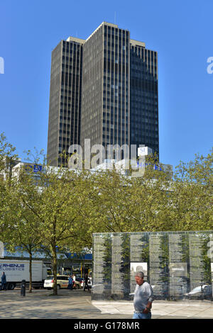 Hochhaus Steglitzer Kreisel, Spiegelwand, Holocaust-Gedenken, Hermann-Ehlers-Platz, Steglitz, Berlin, Deutschland / Holocaust-Gedenkstaette Stockfoto