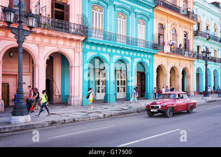 Havanna, Kuba - APRIL 18: Classic Oldtimer und bunte Kolonialbauten in der Hauptstraße der Altstadt von Havanna, am 18. April 2016 Stockfoto