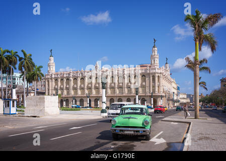 Amerikanische Oldtimer auf Paseo del Prado, Gran Theatro De La Havanna in Backgroung, Kuba Stockfoto