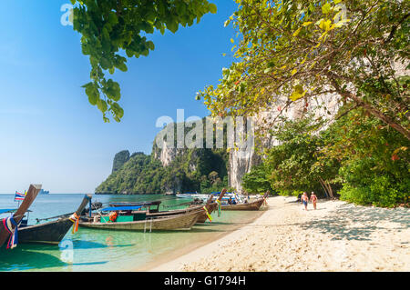 Traditionelle thai Motorboote auf den Strand von Hong Island, Provinz Krabi, Thailand Stockfoto