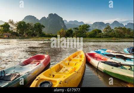 Kajak Boote im Nam Song River in Vang Vieng, Laos Stockfoto